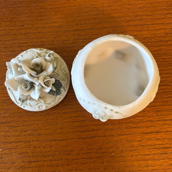 Vintage Capodimonte Footed Trinket Dish With Flower Lid - Picture 4 of 7